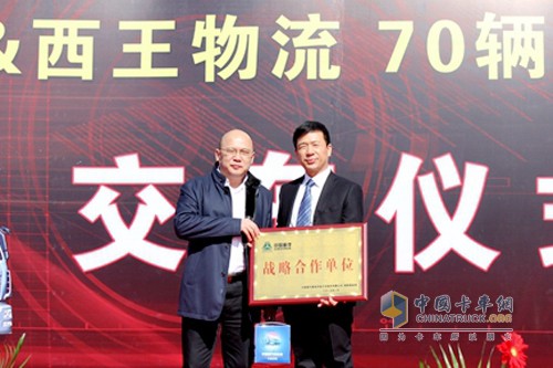 中國重汽銷(xiāo)售部總經(jīng)理張曉東與西王物流總經(jīng)理付興武進(jìn)行