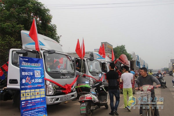 活動(dòng)現場(chǎng)用戶(hù)駐足圍觀(guān)奧鈴“雙超”新品