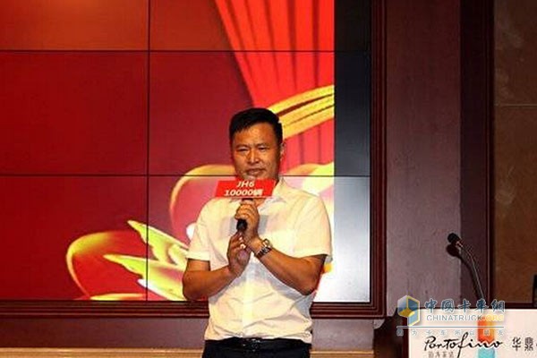 高安市海鑫汽車(chē)貿易有限公司董事長(cháng)何海軍先生宣讀優(yōu)惠政策