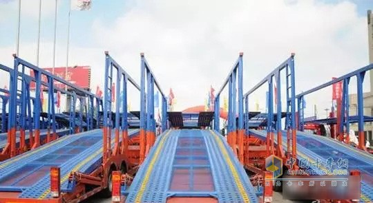 一汽解放柳特安捷長(cháng)頭半掛轎運列車(chē)