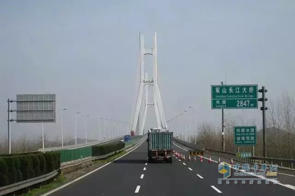 京港澳高速武漢軍山長(cháng)江大橋