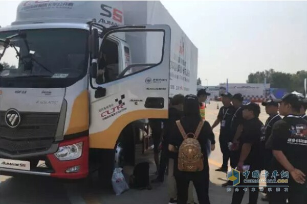 歐馬可超級卡車(chē)訓練營(yíng)講師帶領(lǐng)賽手熟悉比賽用車(chē)