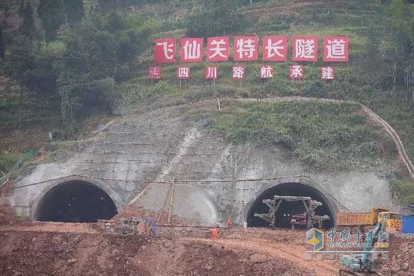 雅康高速公路“川藏第一關(guān)”飛仙關(guān)特長(cháng)隧道貫通