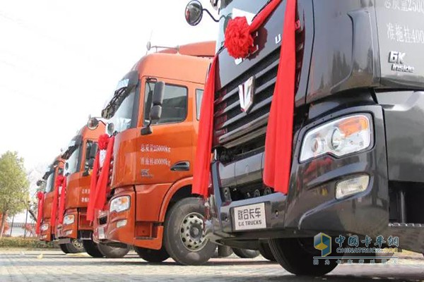 現場(chǎng)眾多的聯(lián)合卡車(chē)