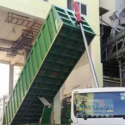 中集通華糧食運輸自卸半掛車(chē)舉升狀態(tài)