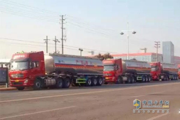 一列鋁合金油罐車(chē)整齊排列在道路一側