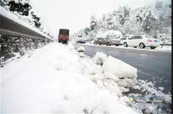應與前車(chē)保持正常行駛距離的2倍以上