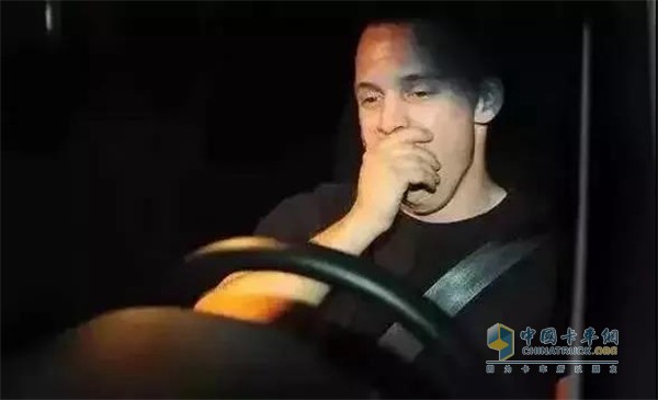 疲勞駕駛一律扣12分，情節嚴重者還可能吊銷(xiāo)駕照!