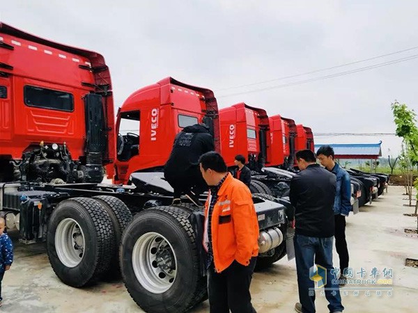 到場(chǎng)客戶(hù)在了解紅巖杰獅冠軍版車(chē)型
