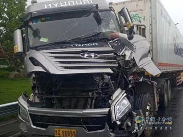 另一起事故中受損的創(chuàng  )虎卡車(chē)，駕駛員僅受輕傷