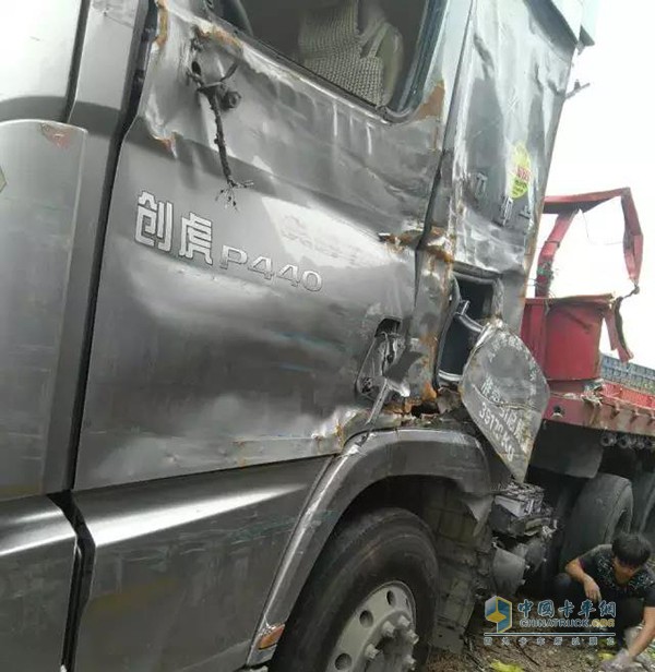 創(chuàng  )虎卡車(chē)堅固的駕駛艙受到猛烈撞擊過(guò)后仍然沒(méi)有嚴重變形