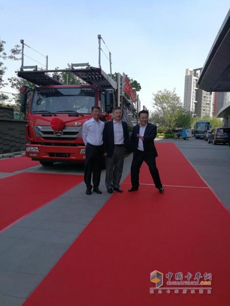 長(cháng)久集團領(lǐng)導與長(cháng)久中置軸轎運車(chē)合影