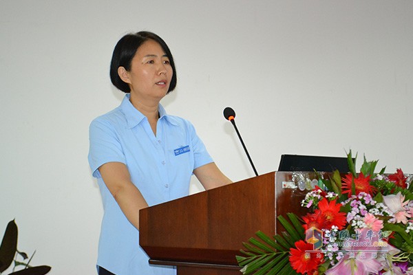 唐駿汽車(chē)集團總經(jīng)理張艷紅女士發(fā)言