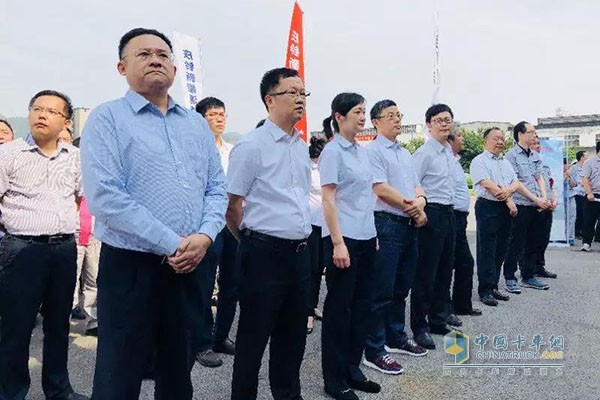 首批慶鈴新能源汽車(chē)向客戶(hù)交車(chē)現場(chǎng)