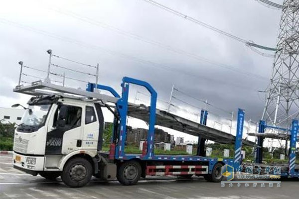 服務(wù)區偶遇解放道依茨動(dòng)力轎運車(chē)