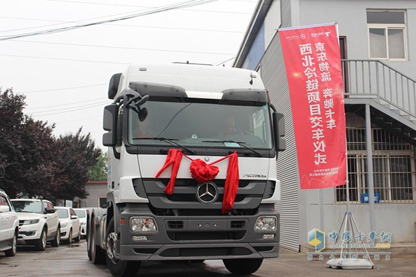 梅賽德斯奔馳卡車(chē)不負眾托