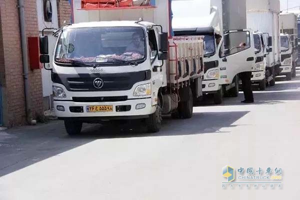 排隊參加活動(dòng)的車(chē)輛