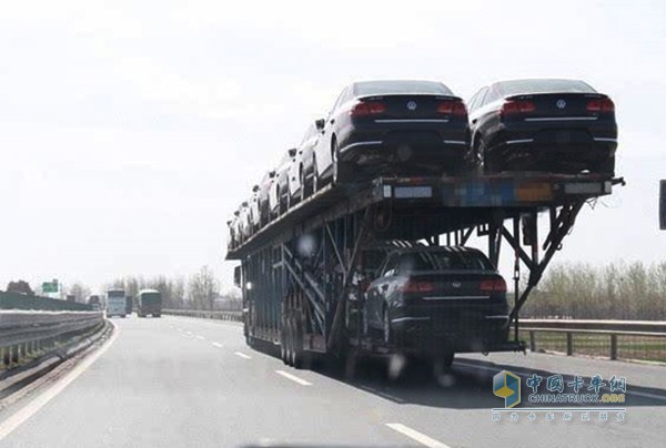 不合規的“飛機板”轎運車(chē)