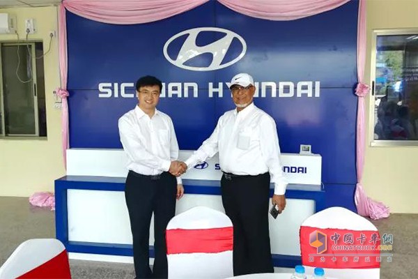 ?四川現代汽車(chē)有限公司副總經(jīng)理鄧義軍與文水瓦貿易有限公司董事長(cháng)吳登溫現場(chǎng)合影