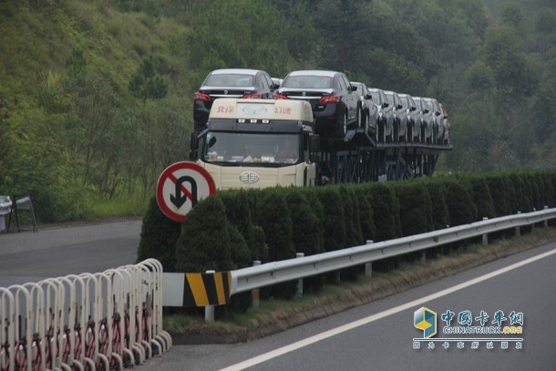 不合格轎運車(chē)無(wú)法上高速