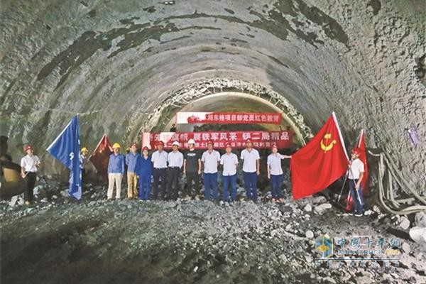 東格高速公路達朵隧道右線(xiàn)貫通