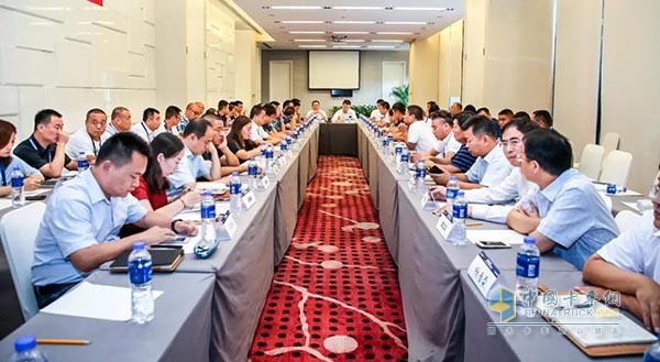 福田奧鈴事業(yè)部相關(guān)領(lǐng)導與經(jīng)銷(xiāo)商代表就業(yè)務(wù)戰略發(fā)展進(jìn)行討論