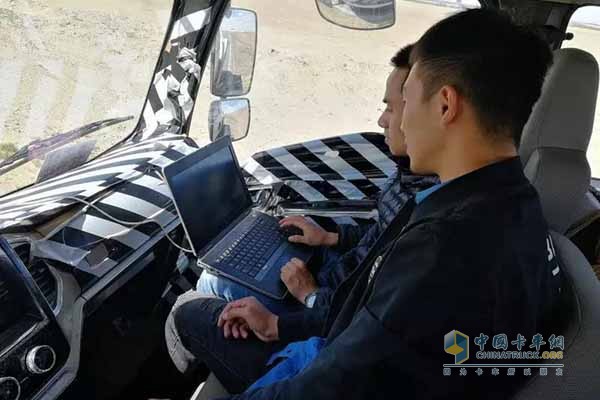 工作人員在采集數據