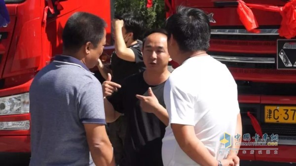 徐工冀遼辦事處與武清地區服務(wù)站為現場(chǎng)客戶(hù)詳細闡述了徐工產(chǎn)品