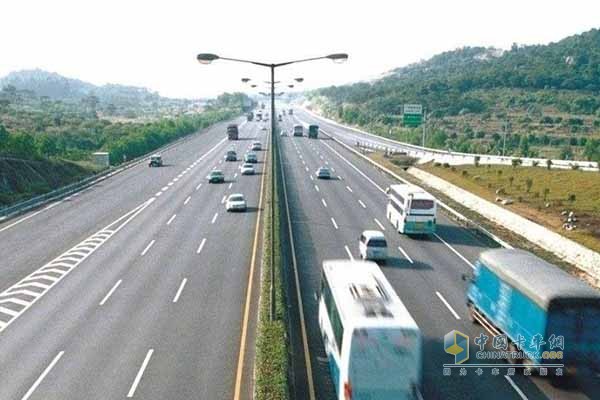 重點(diǎn)高速公路嚴格實(shí)施貨運車(chē)輛分道行駛