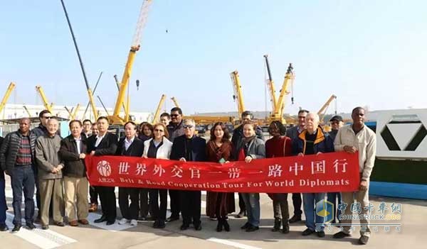 白俄羅斯、毛里求斯等國的駐華使團以及與會(huì )嘉賓一行前往徐工企業(yè)參觀(guān)考察