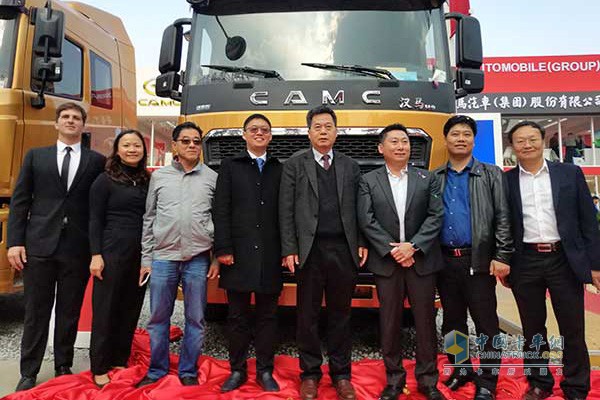 發(fā)布現場(chǎng)各位領(lǐng)導與漢馬H9合影