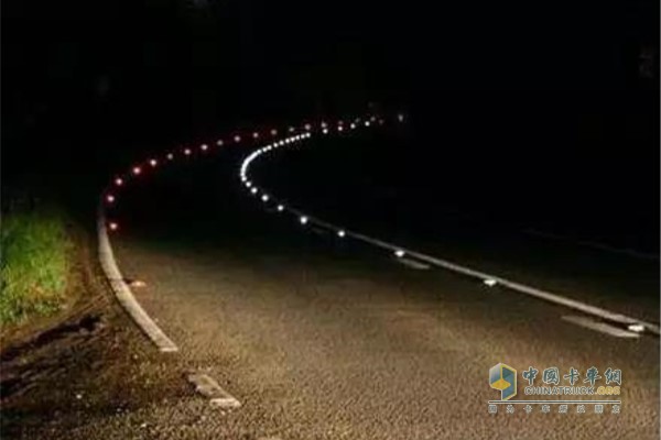 駛經(jīng)彎道和不易看清的地方更應降低車(chē)速