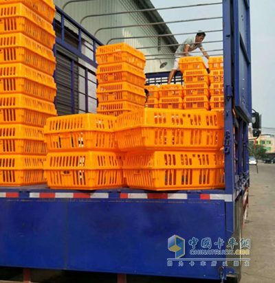 正在裝貨的乘龍汽車(chē)
