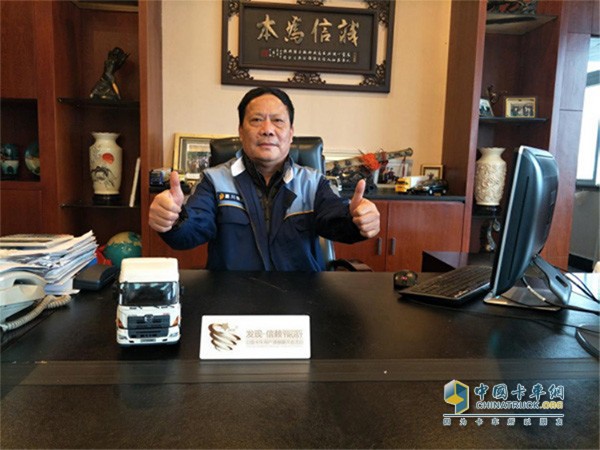 嘉川物流董事長(cháng)尹詩(shī)品點(diǎn)贊廣汽日野中置軸轎運車(chē)