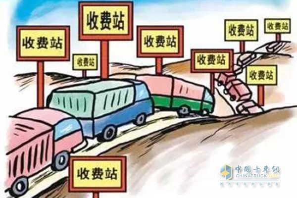 收費站太多導致高速堵車(chē)嚴重