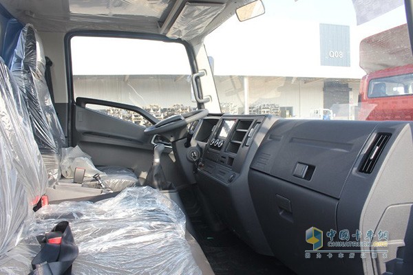 主、副駕駛座椅可以實(shí)現臥鋪功能