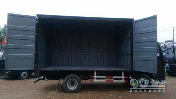 HOWO輕卡悍將四開(kāi)門(mén)設計