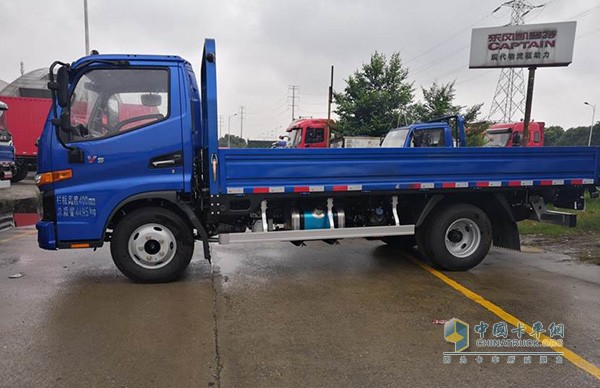 整車(chē)軸距達到3308mm，貨箱可達17m3