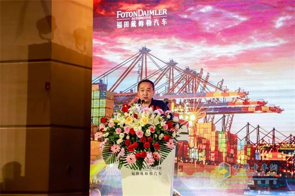 福田戴姆勒青島市道路運輸協(xié)會(huì )副會(huì )長(cháng)、機動(dòng)車(chē)維修與檢測分會(huì )秘書(shū)長(cháng)劉利明出席活動(dòng)并致辭