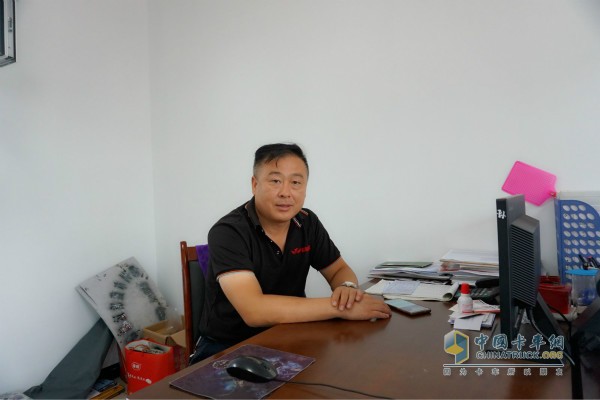 鵬璽物流的車(chē)隊長(cháng)劉桐良