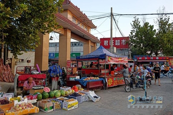福田祥菱中國鄉鎮上，擺地攤成為老百姓求生活的一種常態(tài)