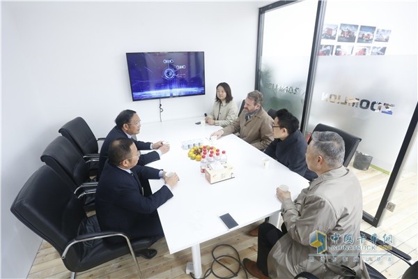 戴姆勒卡客車(chē)(中國)有限公司首席執行官科銳銘(Ralf Kraemer)與中聯(lián)重科領(lǐng)導交流