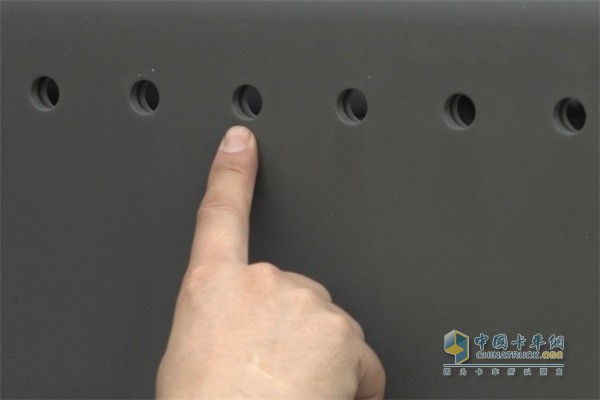 汕德卡采用無(wú)鉚釘、無(wú)螺栓的固定方式