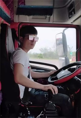 聯(lián)合卡車(chē)坐上駕駛位，楠哥范兒十足