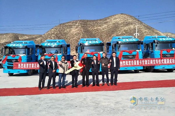 批量藍色輕量化漢馬H7牽引車(chē)隆重交付甘肅蘭州客戶(hù)