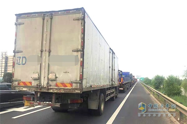 禁止違法超限超載運輸車(chē)輛通行高速公路