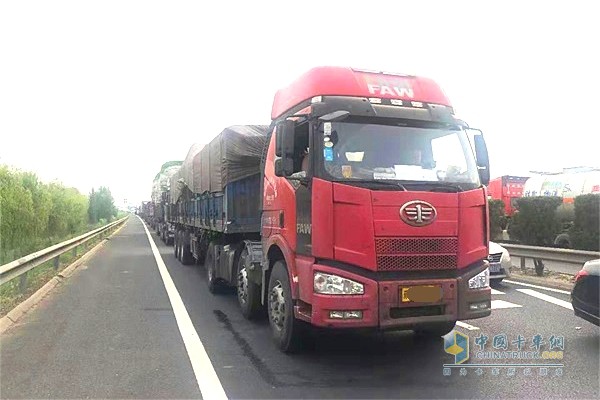 禁止超限超載貨車(chē)跑高速