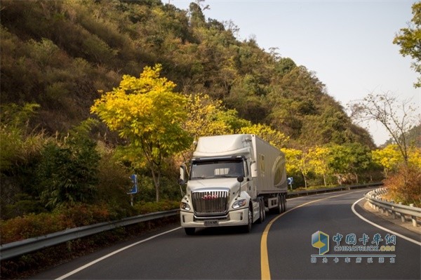 江淮格爾發(fā)V7長(cháng)頭卡車(chē)流線(xiàn)型的全新外形設計