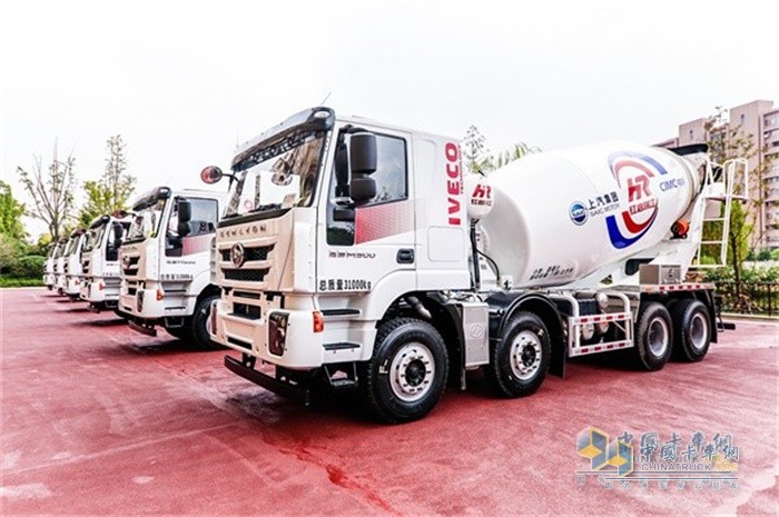 上汽紅巖C5008X4攪拌車(chē)