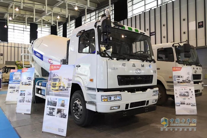 華菱星馬攜旗下插電式并聯(lián)混合動(dòng)力攪拌車(chē)以及華菱漢馬國六輕量化攪拌車(chē)亮相2019中國混凝土展